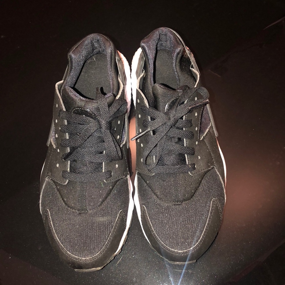 Nike huaraches black with white sole